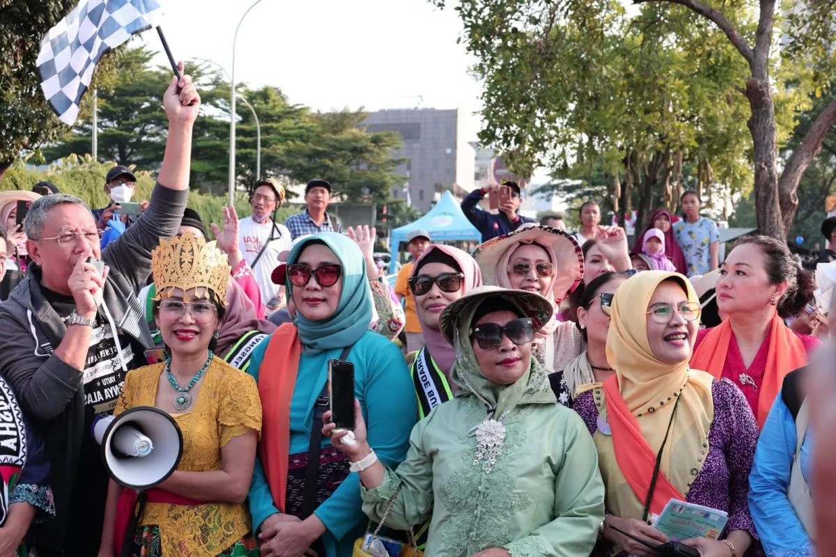 Wali Kota Tangerang Selatan Benyamin Davnie dalam acara parade budaya Tangsel Berkebaya di Area Car Free Day Bintaro
