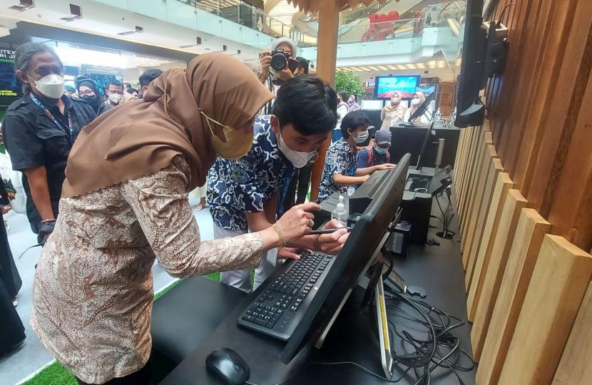 Direktur Jenderal Pendidikan Vokasi Kiki Yuliati saat meninjau produk inovasi teknologi karya satuan pendidikan vokasi 