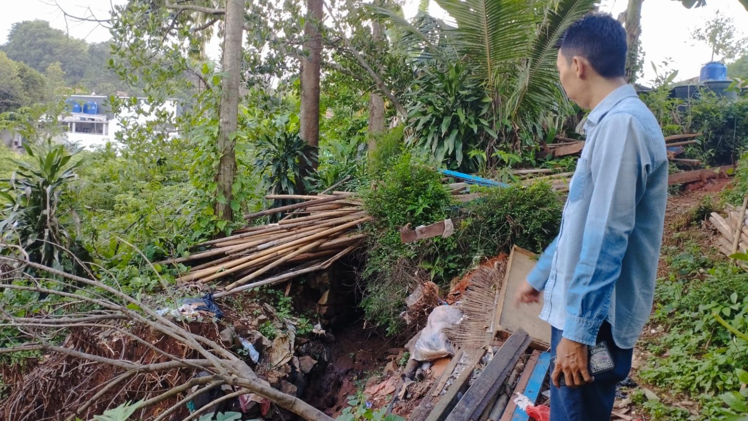 Selokan yang rusak parah dan tak mampu menahan derasnya luapan air hujan yang mengakibatkan pergeseran tebing tanah di lingkungan RT08RW03 Kp Keranggan, Kecamatan Setu, Kota Tangsel