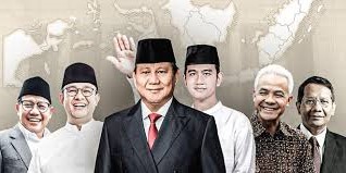 Capres nomor urut satu Anies Baswedan (kiri), Capres nomor urut dua Prabowo Subianto (tengah) dan Capres nomor urut tiga Ganjar Pranowo (kanan) beradu gagasan dalam debat perdana Capres dan Cawapres 2024 di Gedung KPU, Jakarta