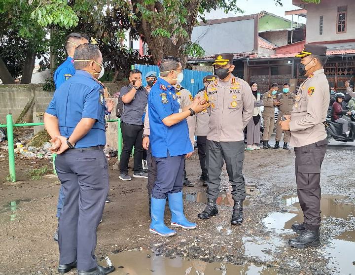 Polres Metro Tangerang dan petugas BPBD Kota Tangerang tangani kasus pipa gas bocor PT.Danesja, Selasa 6 Februari 2024.