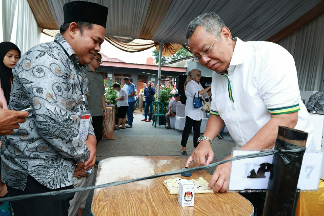 Walikota Tangerang Selatan Benyamin Davnie saat melakukan pencoblosan di TPS 19 Lengkong Karya, Rabu 14 Februari 2024