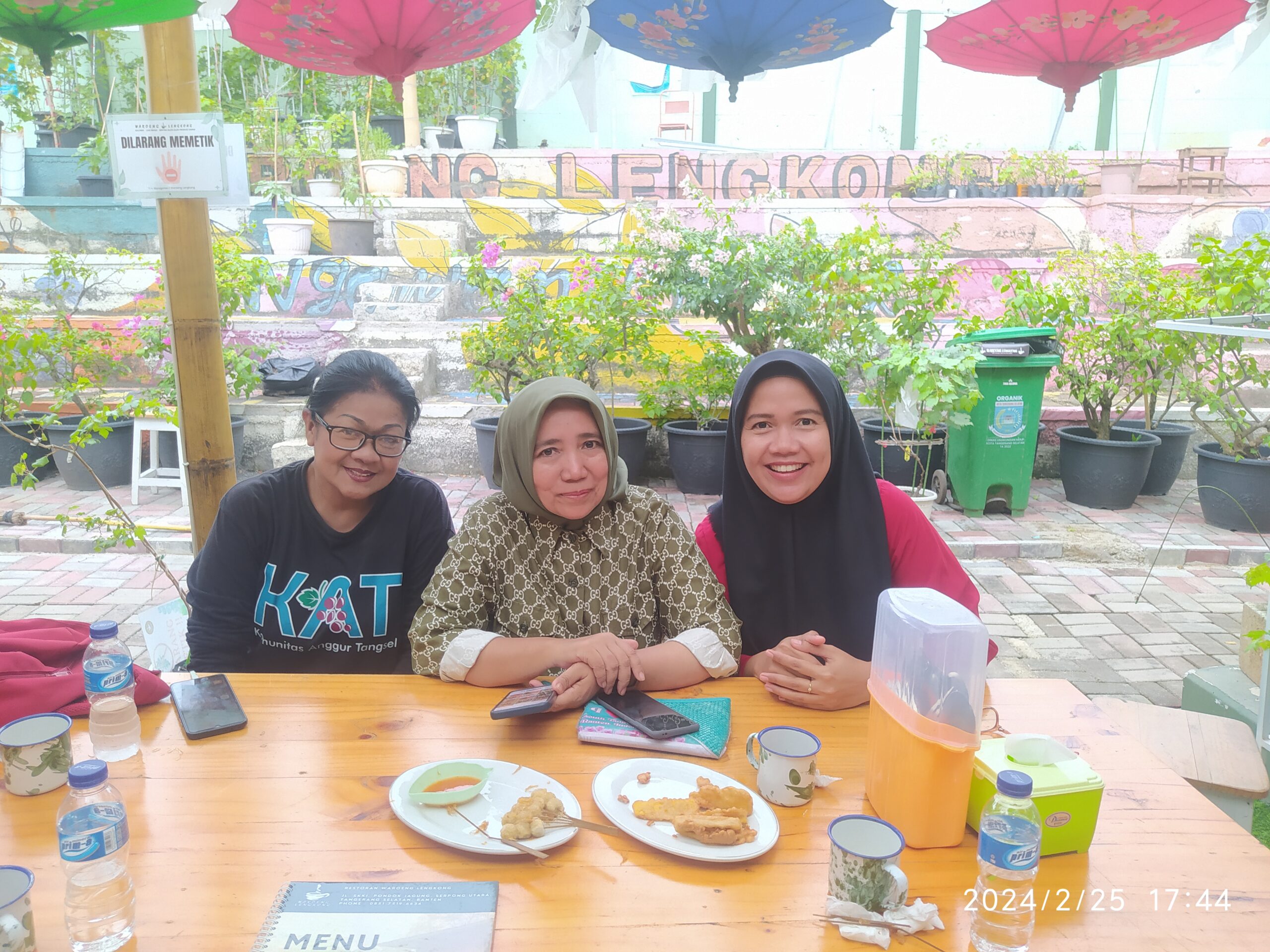 Bunda Lista Hurustiati, Ketua Team Fasilitasi CSR Tangsel, di posisi tengah. 