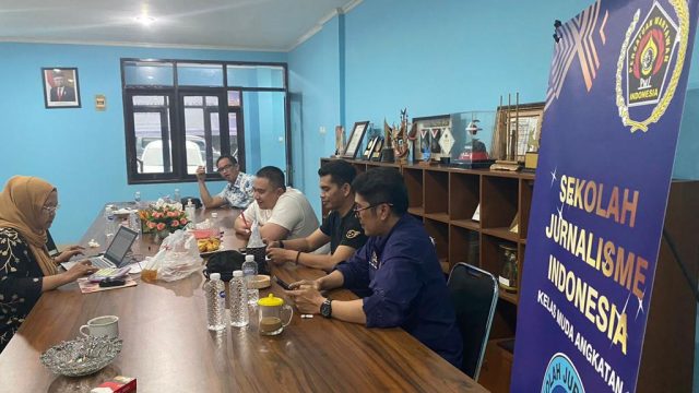Hilman Hidayat dalam rapat persiapan sebelumnya bersama pengurus PWI, antara lain Tantan Sulthon B, Dedy Suhaeri, Roberto Arieza Martin Purba, Ati Suprihatin, Ari, Wawan Ruswana, dan Satriya Graha.