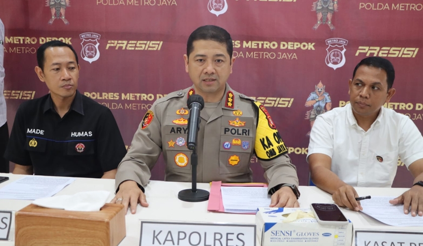 Kapolres Metro Depok Kombes Pol Arya Pradana didampingi Kasat Reskrim Polres Depok, Kompol Suardi Jumaing saat konferensi pers. 