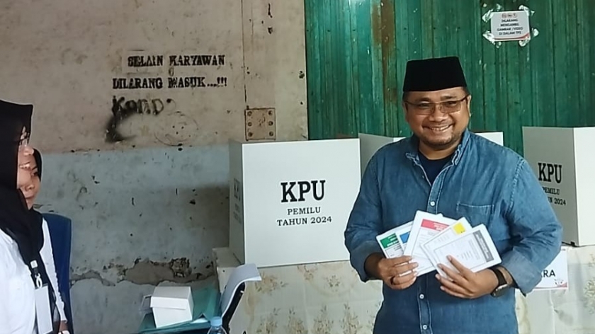 Menteri Agama, Yaqut Cholil Qoumas saat memberikan hak pilihnya di Rembang, Jawa Tengah.