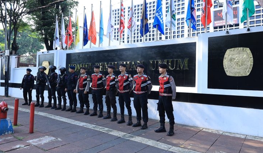 Polri menerjunkan sebanyak 242 personil gabungan untuk melakukan pengamanan di sekitar kantor Bawaslu. 