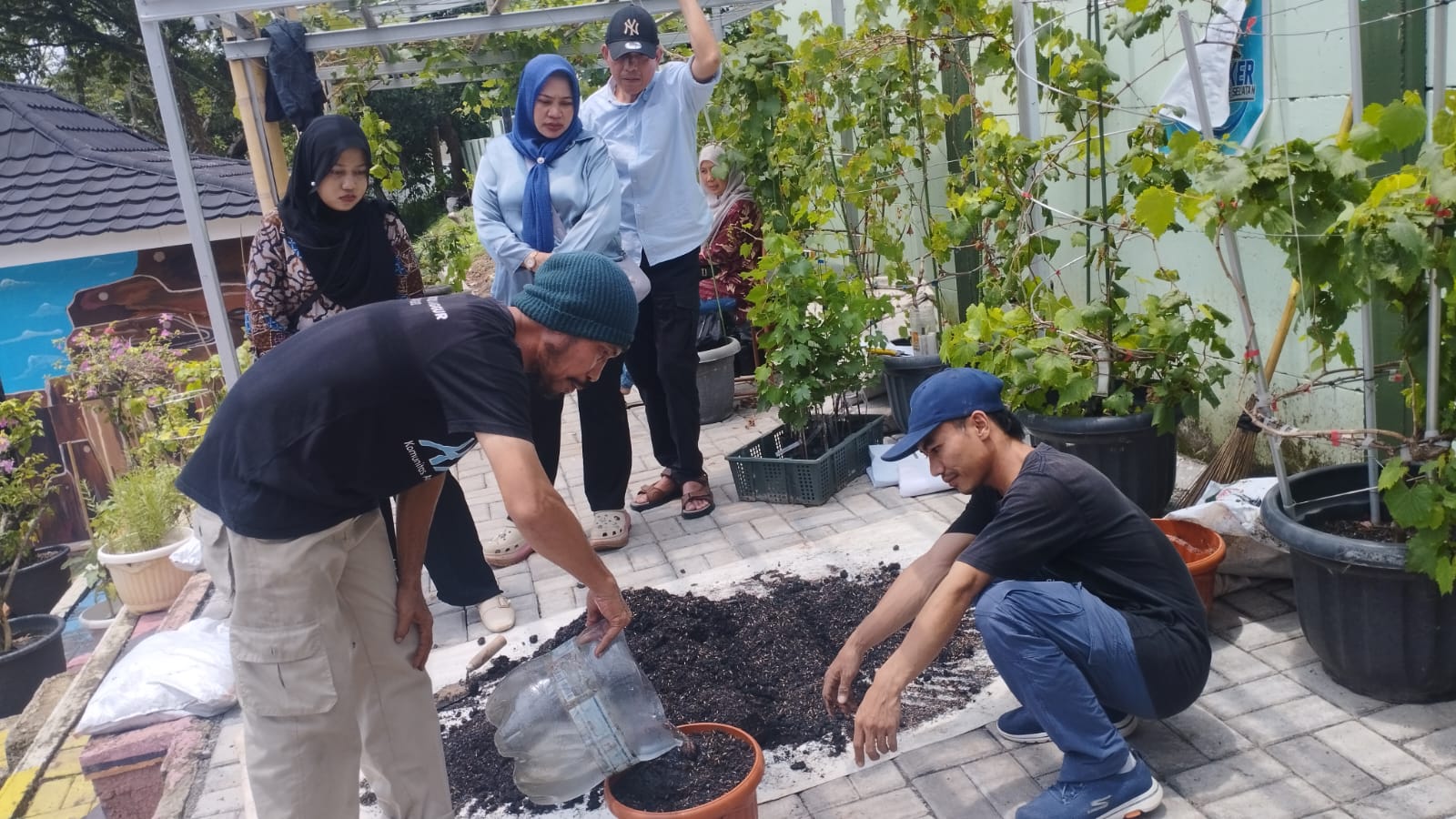 Peserta pelatihan tanam anggur saat belajar mencampur media tanam di Waroeng Lengkong, Tangsel. 