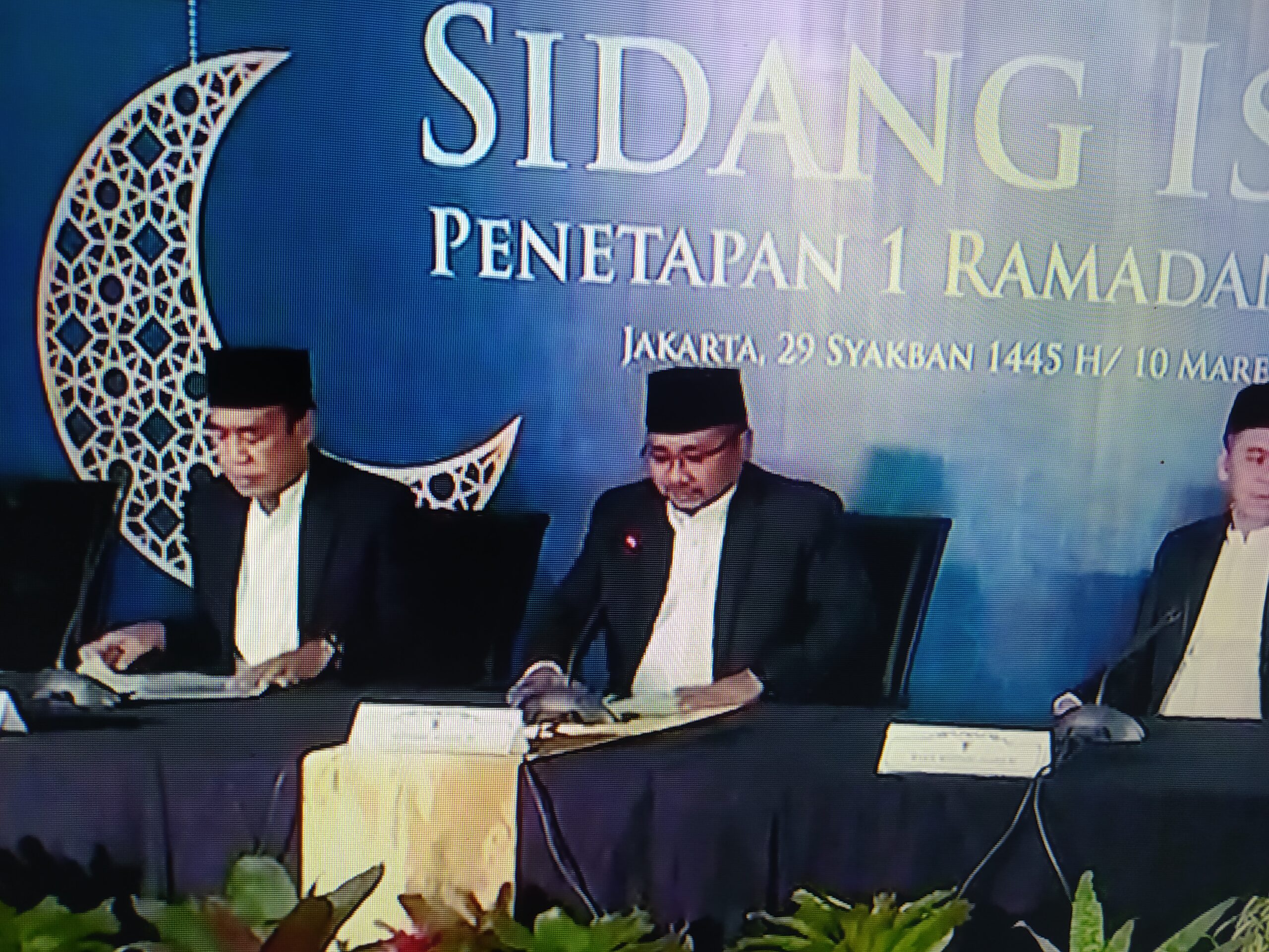 Mentri Agama Yaqut Holic saat mengumumkan hasil Sidang isbat di Auditorium H.M. Rasjidi Kementerian Agama, Jl. M.H. Thamrin, Jakarta Pusat.