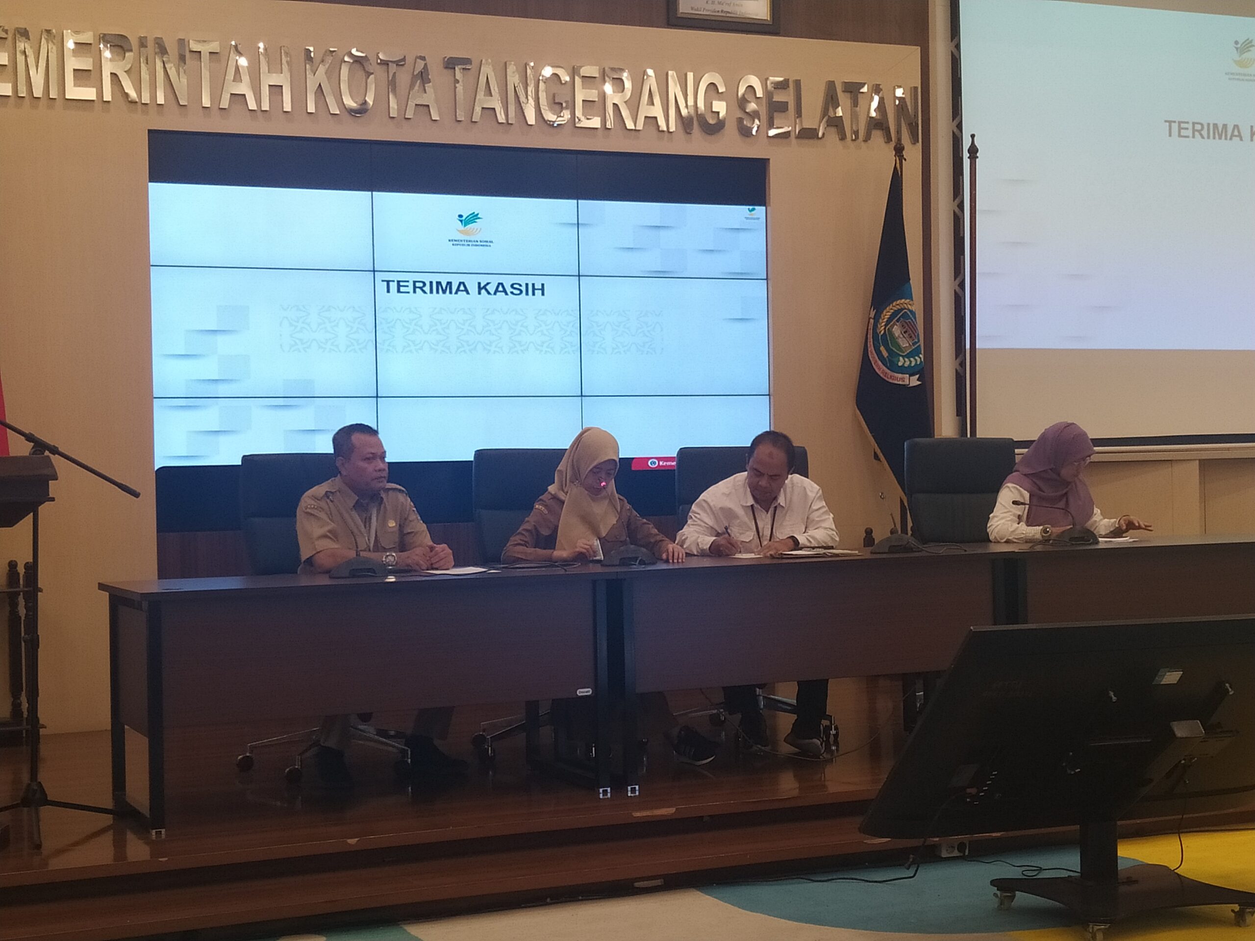 Kepala Bidang Kelembagaan Dinas Sosial Dinar Dini Rahayu bersama perwakilan Kemensos memberikan sosialisasi LKS di ruang Blandongan Puspemkot Tangsel. 