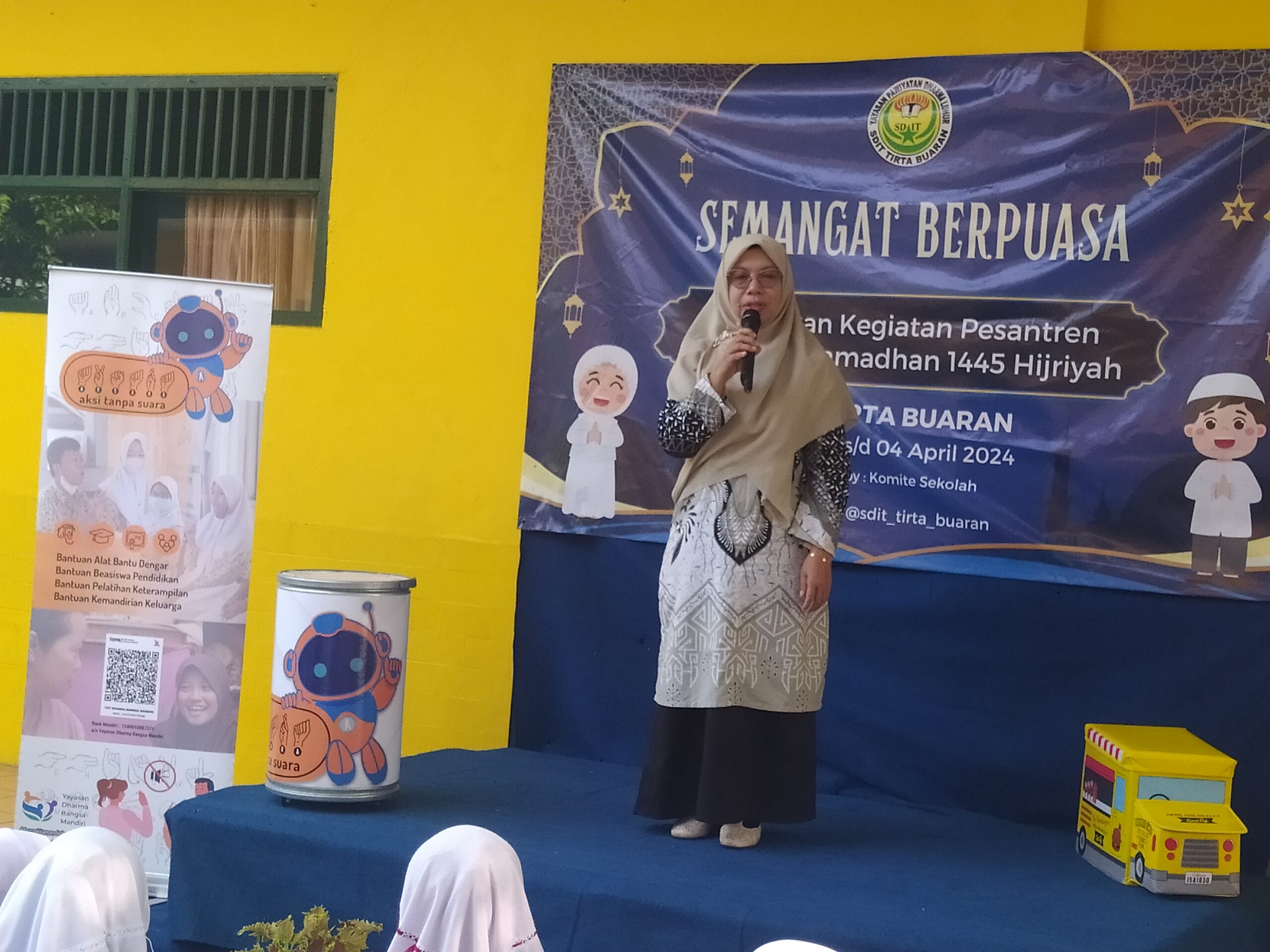 Sambutan Kepala Sekolah SDIT Tirta Buaran Eva Mulusia S. Pd, saat kegiatan bersama Aksara di sekolah. 