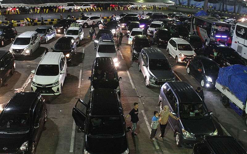 Kemacetan di Pelabuhan Merak mengurai hingga 10 KM