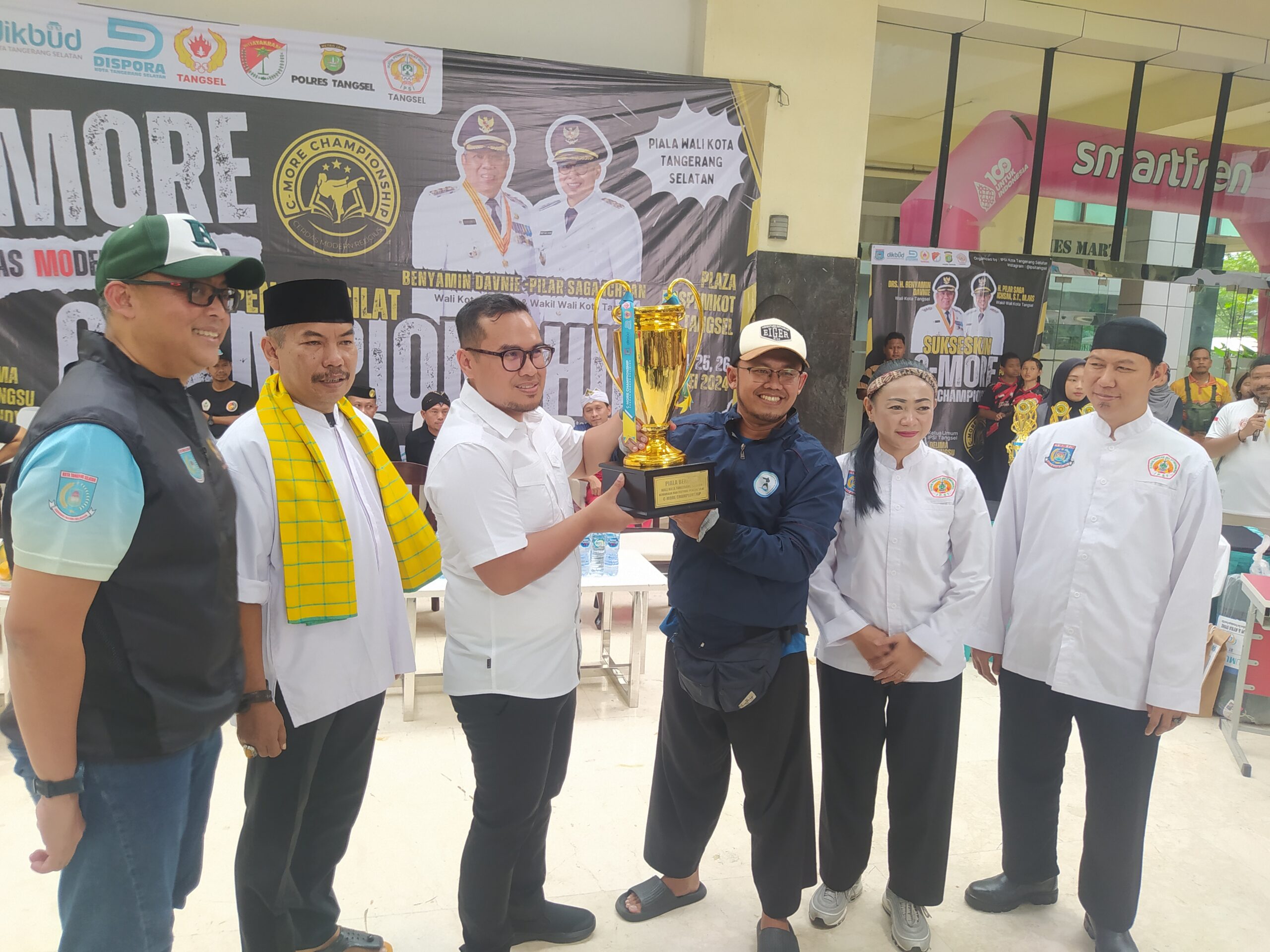 Penyerahan Piala Bergilir Walikota Tangerang Selatan oleh Wakil Walikota Pilar Saga Ichsan. 