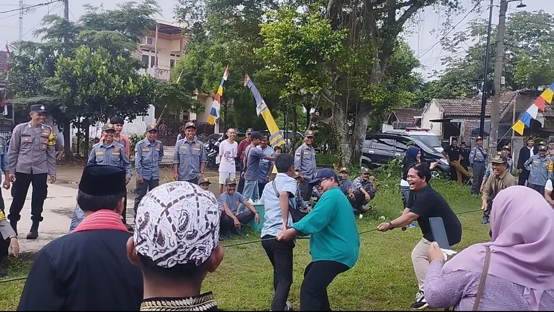 Squad wartawan keok lawan Kades se-Kecamatan Gunung Sindur dalam ajang lomba tarik tambang memeriahkan Hari Jadi Bogor ke-542