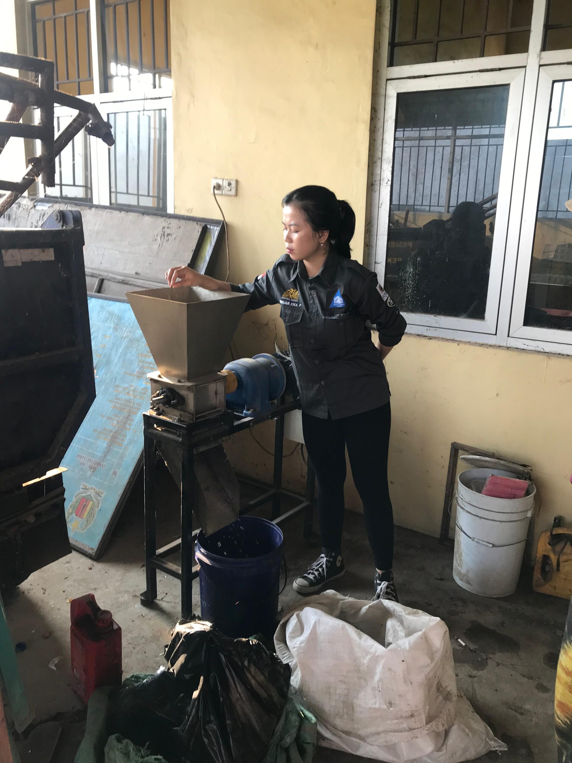 Proses Pencacahan Sampah Plastik