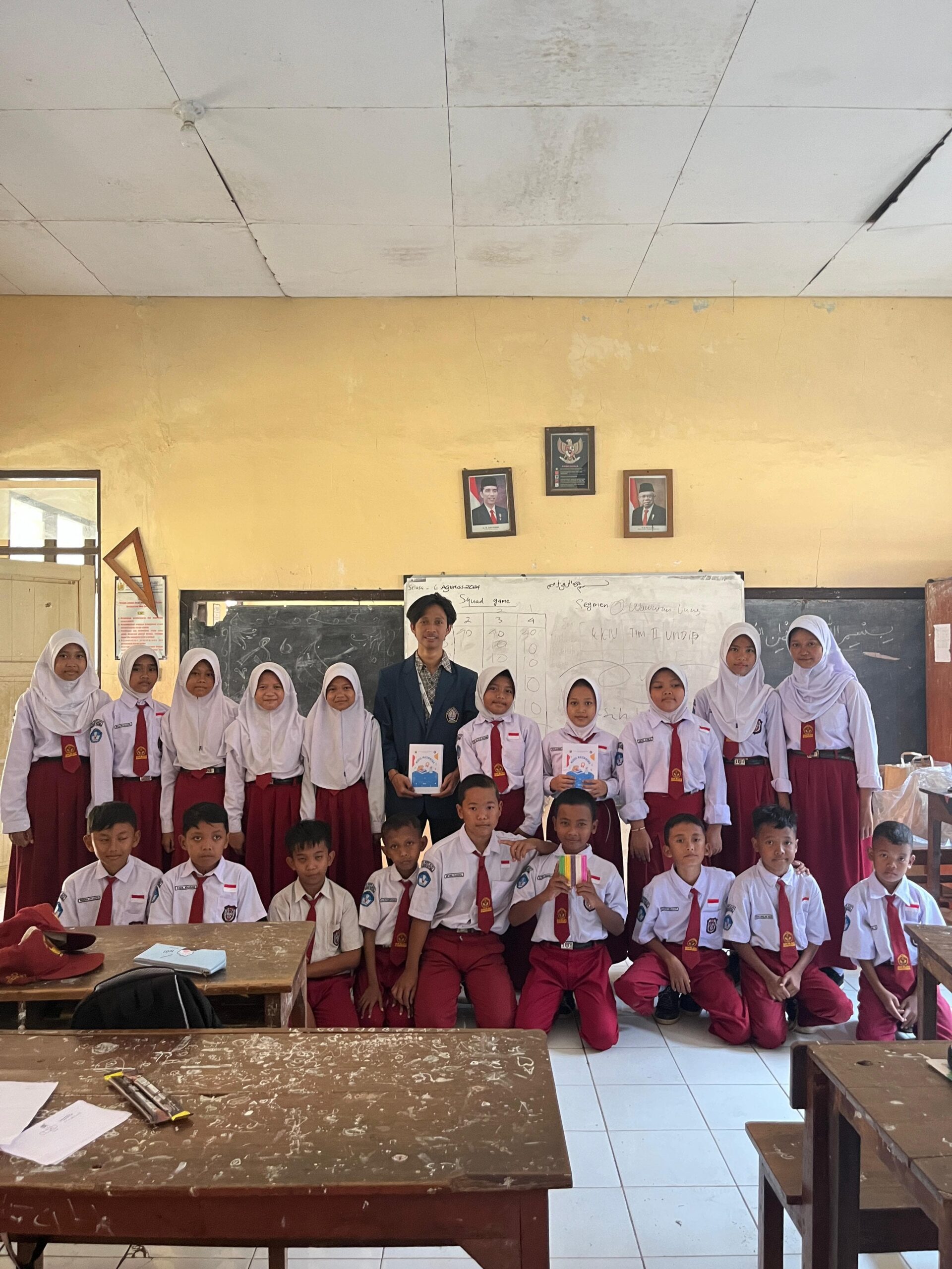 Dokumentasi foto bersama dengan anak-anak SD Negeri Kelurahan Bligo. 