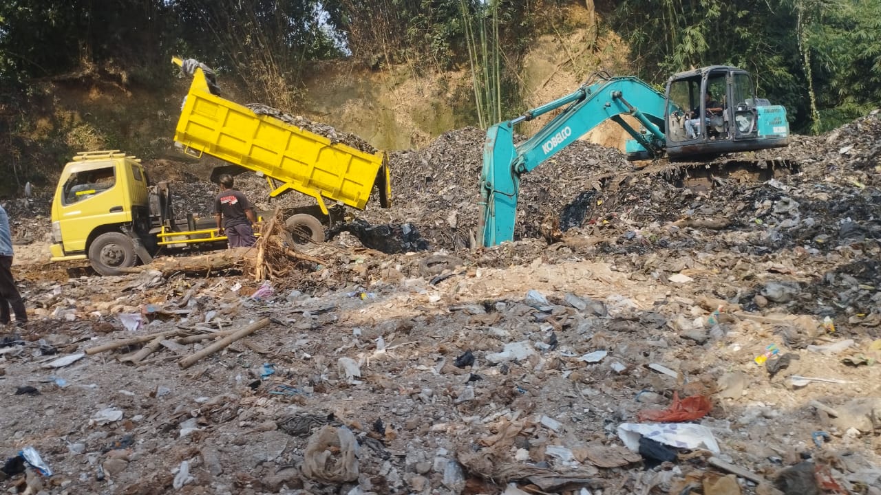 Tempat Pembuangan Sampah (TPS) di Kampung Salabentar RW 03 Desa Jampang merupakan tanah jurang dengan kedalaman lebih kurang 15 meter yang rencananya akan dijadikan perluasan makam oleh warga setempat.