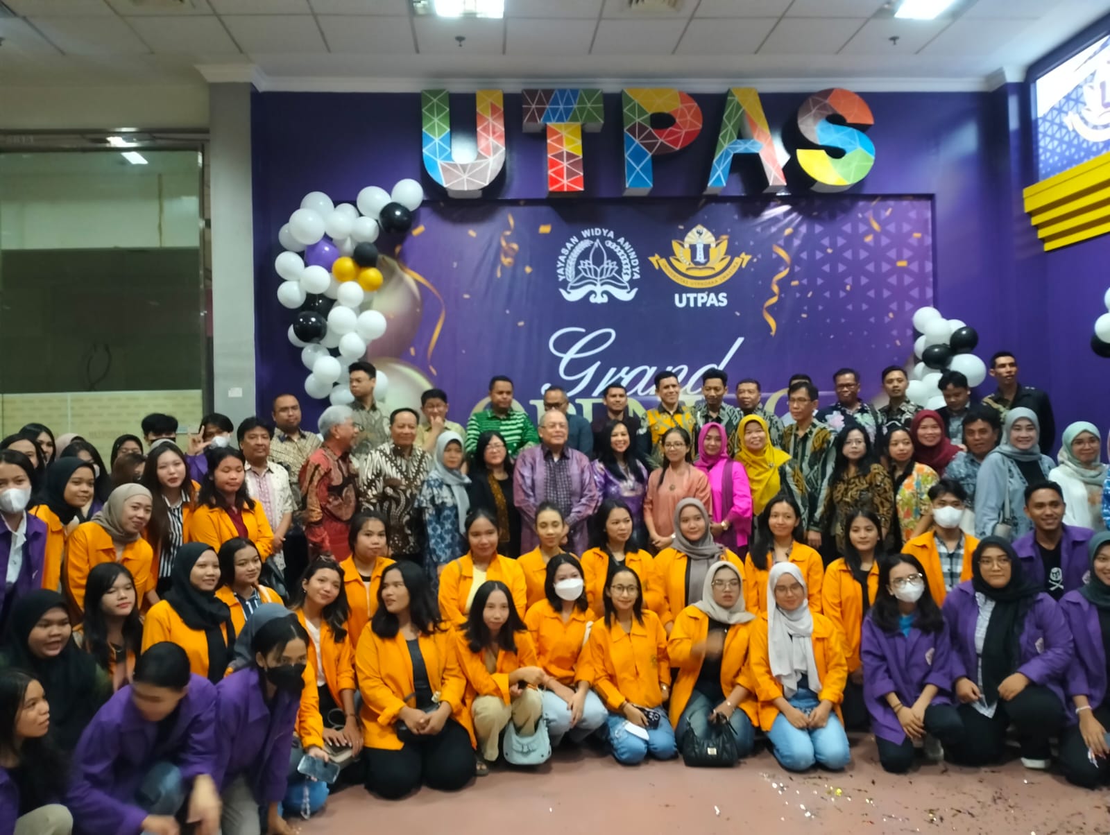 Ratusan mahasiswa Utpas berfoto bersama dengan civitas akademika Utpas saat pembukaan kampus cabang di Metropolis Town Square.
