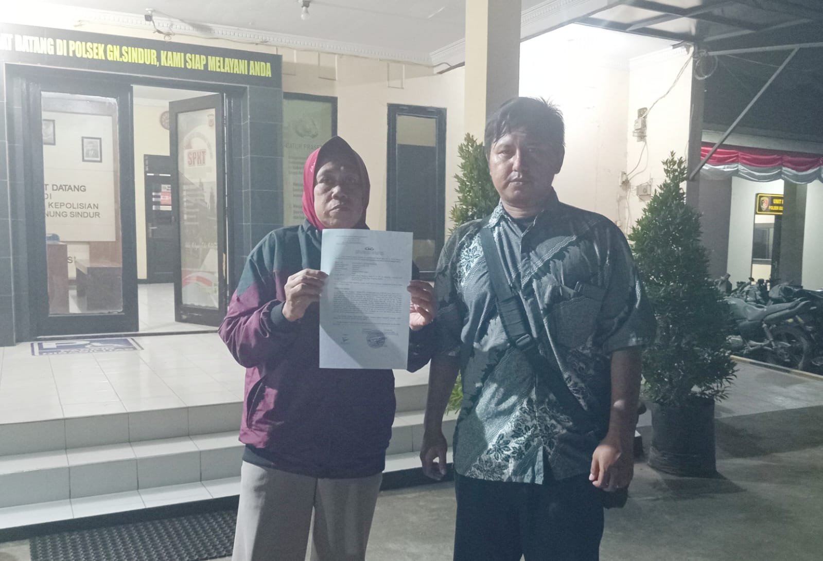 Rini Pujiarti(50) bersama kuasa hukumnya, M Syafiq Ridho,SH melaporkan dugaan penipuan jual beli rumah atas nama pemiliknya berinisial JO dan istrinya ER warga Desa Pengasinan Kecamatan Sindur, Bogor ke Polsek Gunung Sindur.