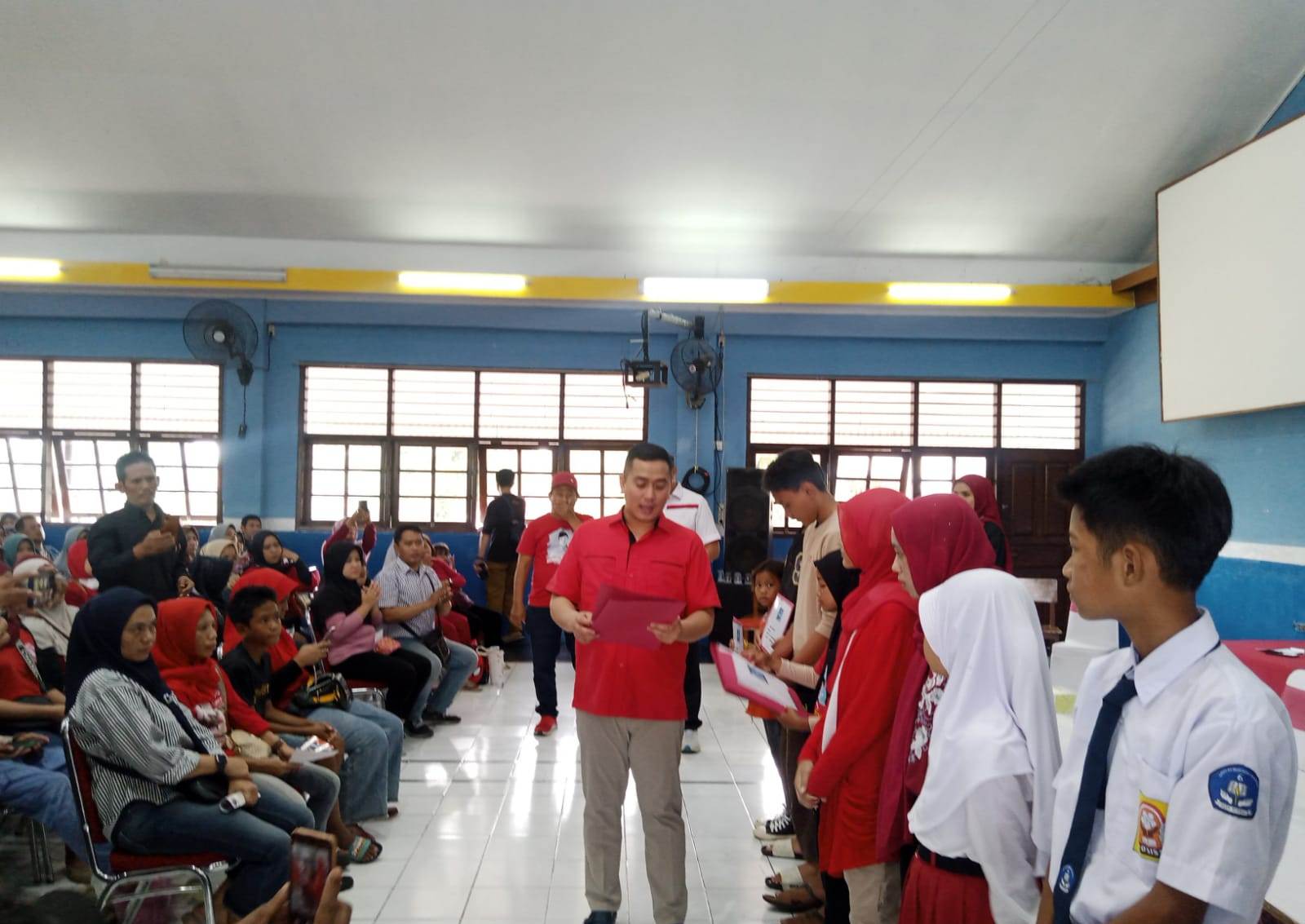 Anggota DPRD Provinsi Jawa Barat, Ahmad Faisyal Hermawan saat membagikan PIP kepada siswa di Kota Bekasi.