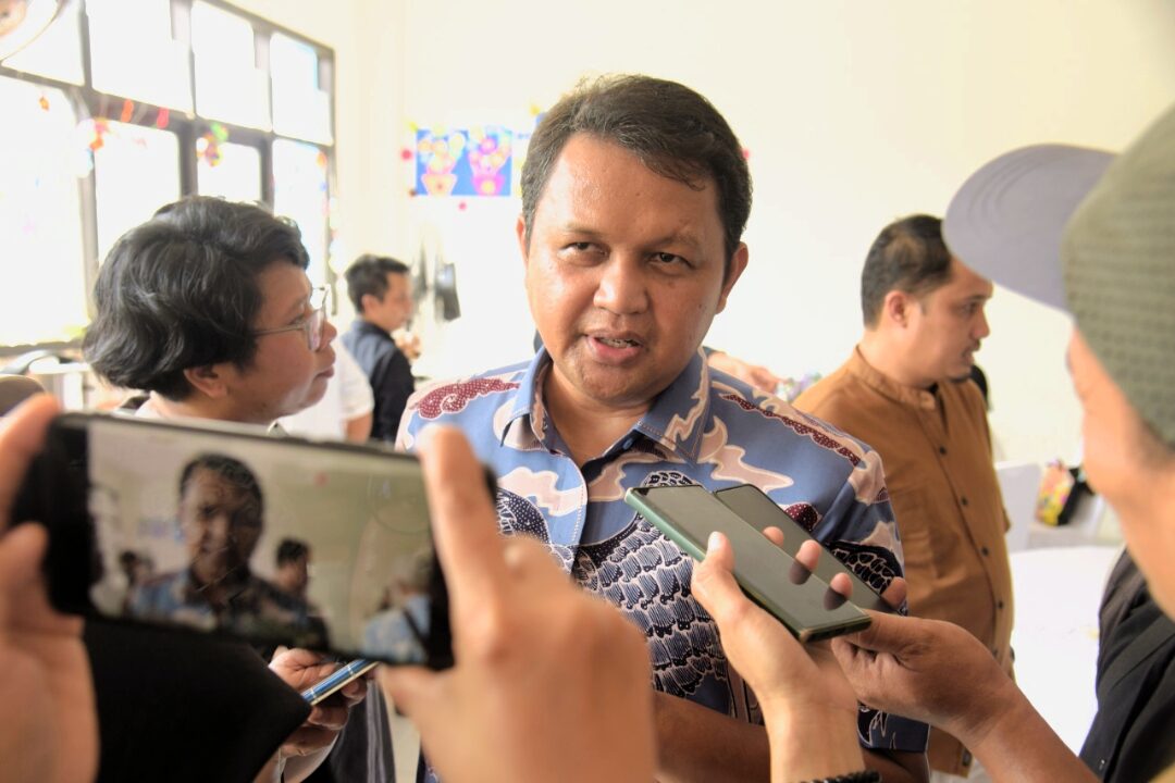 Kepala Dinas Pendidikan Kota Tangsel, Deden Deni, menyampaikan kepada media optimisme bahwa seluruh penerima akan mendapatkan beasiswa sesuai target.