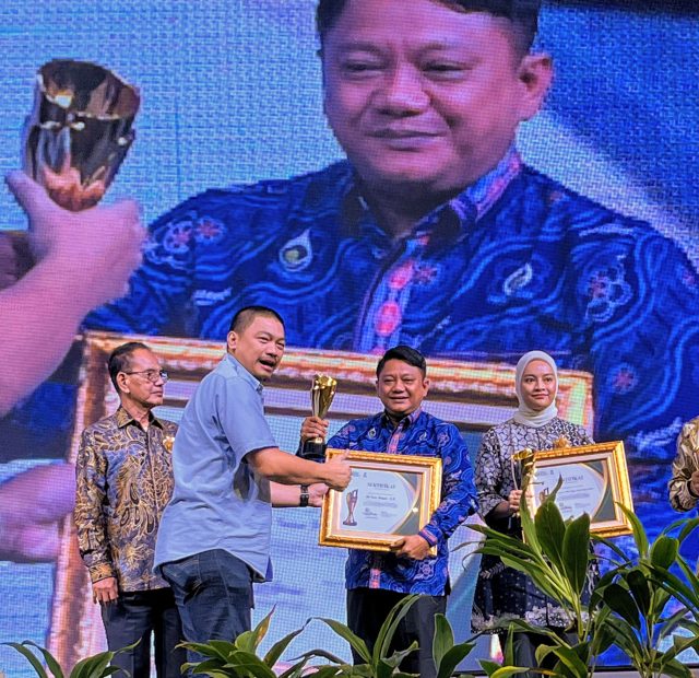 Forum Pimred 2025 menobatkan Ali Imam Faryadi Direktur Utama Perumda Tirta Patriot sebagai Pemimpin Visioner dalam sub bidang Air Bersih, pada Jumat (18/7/2025), yang berlangsung Ballroom Aston Hotel Serang, Provinsi Banten.