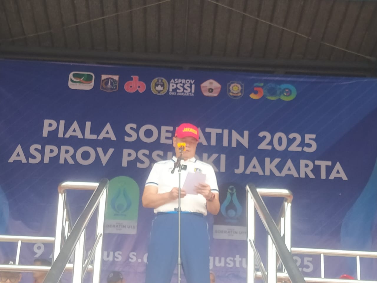 Pembukaan Piala Soeratin 2025 DKI Jakarta oleh Kepala Dinas Pemuda dan Olahraga (Kadispora) DKI, Drs. Andriansyah, mewakili Gubernur DKI Jakarta, di GOR Sumantri, Kuningan, pada Sabtu (9/8/2025).