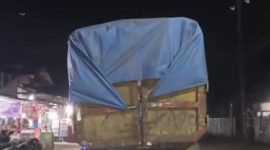 Truk Sampah yang diduga kiriman dari wilayah Kota Tangerang Selatan (Tangsel) di Tempat Pembuangan Akhir (TPA) ilegal Cidokom, Bogor.