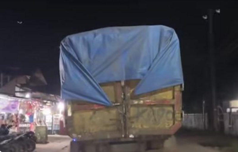 Truk Sampah yang diduga kiriman dari wilayah Kota Tangerang Selatan (Tangsel) di Tempat Pembuangan Akhir (TPA) ilegal Cidokom, Bogor.