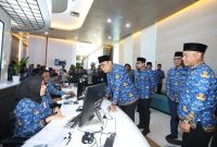 Kunjungan Walikota Benyamin Davnie bersama pejabat Pemkot Tangsel dan Bank Indonesia Banten  ke gedung baru pelayanan Bapenda dan Disdukcapil di Cilenggang, Serpong
