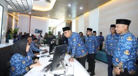 Kunjungan Walikota Benyamin Davnie bersama pejabat Pemkot Tangsel dan Bank Indonesia Banten  ke gedung baru pelayanan Bapenda dan Disdukcapil di Cilenggang, Serpong