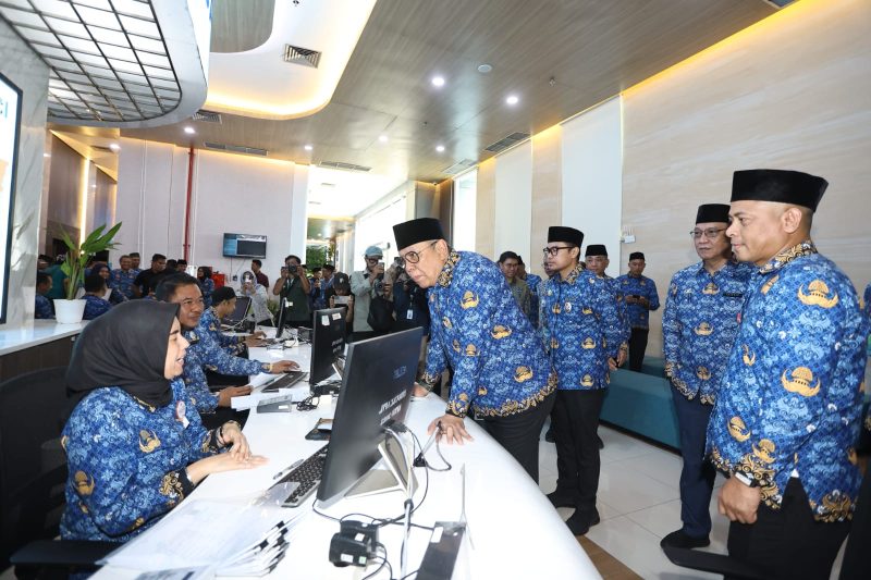 Kunjungan Walikota Benyamin Davnie bersama pejabat Pemkot Tangsel dan Bank Indonesia Banten  ke gedung baru pelayanan Bapenda dan Disdukcapil di Cilenggang, Serpong