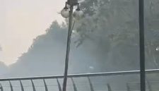 Kepulan asap dari pembakaran sampah di area Jeletreng, Taman Kota 2.