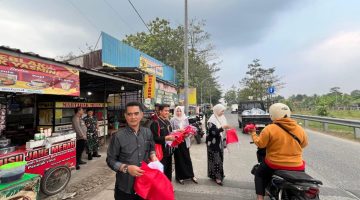 Camat Tajurhalang Turun ke Jalan, 500 Bendera Merah Putih Dibagikan untuk Semarak HUT RI ke-81