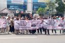 Massa aksi AKAMSI membentangkan spanduk tuntutan dan mendengarkan orasi di atas mobil komando di depan gedung Kementerian ATR/BPN, Jakarta, Rabu, (2/9/2026).