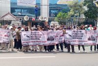 Massa aksi AKAMSI membentangkan spanduk tuntutan dan mendengarkan orasi di atas mobil komando di depan gedung Kementerian ATR/BPN, Jakarta, Rabu, (2/9/2026).
