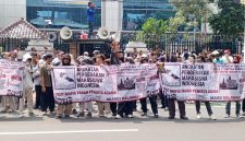 Massa aksi AKAMSI membentangkan spanduk tuntutan dan mendengarkan orasi di atas mobil komando di depan gedung Kementerian ATR/BPN, Jakarta, Rabu, (2/9/2026).