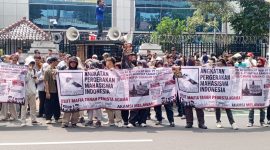 Massa aksi AKAMSI membentangkan spanduk tuntutan dan mendengarkan orasi di atas mobil komando di depan gedung Kementerian ATR/BPN, Jakarta, Rabu, (2/9/2026).