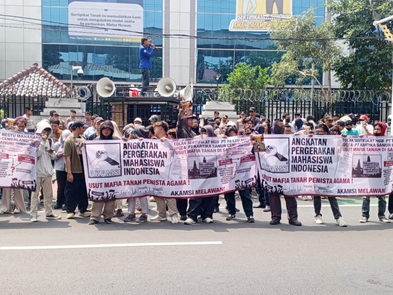 Massa aksi AKAMSI membentangkan spanduk tuntutan dan mendengarkan orasi di atas mobil komando di depan gedung Kementerian ATR/BPN, Jakarta, Rabu, (2/9/2026).