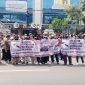 Massa aksi AKAMSI membentangkan spanduk tuntutan dan mendengarkan orasi di atas mobil komando di depan gedung Kementerian ATR/BPN, Jakarta, Rabu, (2/9/2026).