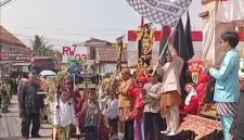 Ribuan warga Desa Kemang, tumpah ruah mengikuti puncak peringatan HUT ke-81 RI bertajuk “Ngabesan Jadul”, Minggu (6/9/2026)