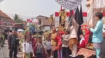 Ribuan warga Desa Kemang, tumpah ruah mengikuti puncak peringatan HUT ke-81 RI bertajuk “Ngabesan Jadul”, Minggu (6/9/2026)