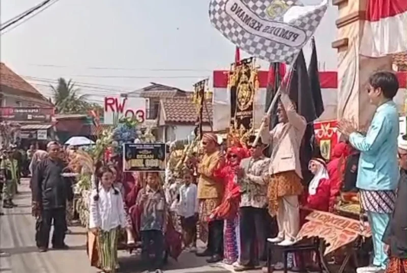 Ribuan warga Desa Kemang, tumpah ruah mengikuti puncak peringatan HUT ke-81 RI bertajuk “Ngabesan Jadul”, Minggu (6/9/2026)