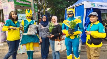 Antusias Tinggi, Warga Tukar Botol Plastik Bekas dengan Bibit Pohon dan Kompos