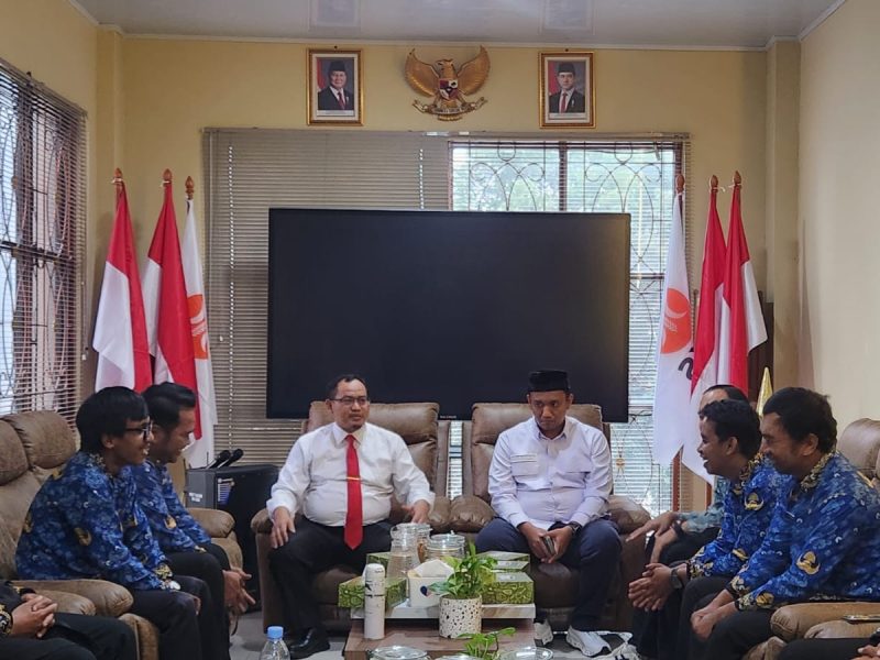 Foto : Ketua DPRD Kota Bekasi menerima audiensi PPPK Paruh Waktu.
