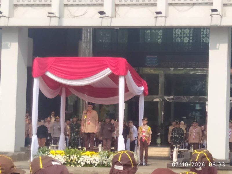 Walikota Tangerang Selatan Sebagai Pembina di Upacara Peringatan Hari Pramuka ke 65 di Lapangan Puspemkot Tangsel.